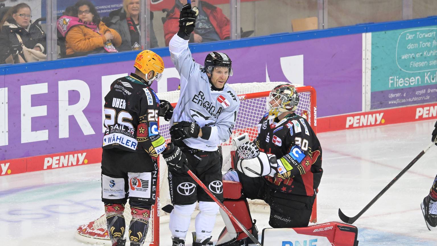 Frederik Storm hat für die Kölner Haie zum 1:2 in Bremerhaven getroffen.