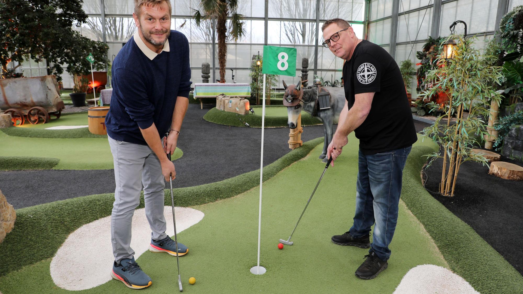 Norbert Peters und Ralf Fritz (l.) im Adventure-Minigolf auf dem Lüderich.