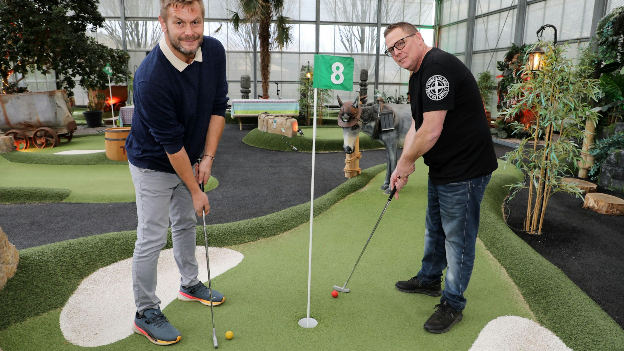 Norbert Peters und Ralf Fritz (l.) im Adventure-Minigolf auf dem Lüderich.