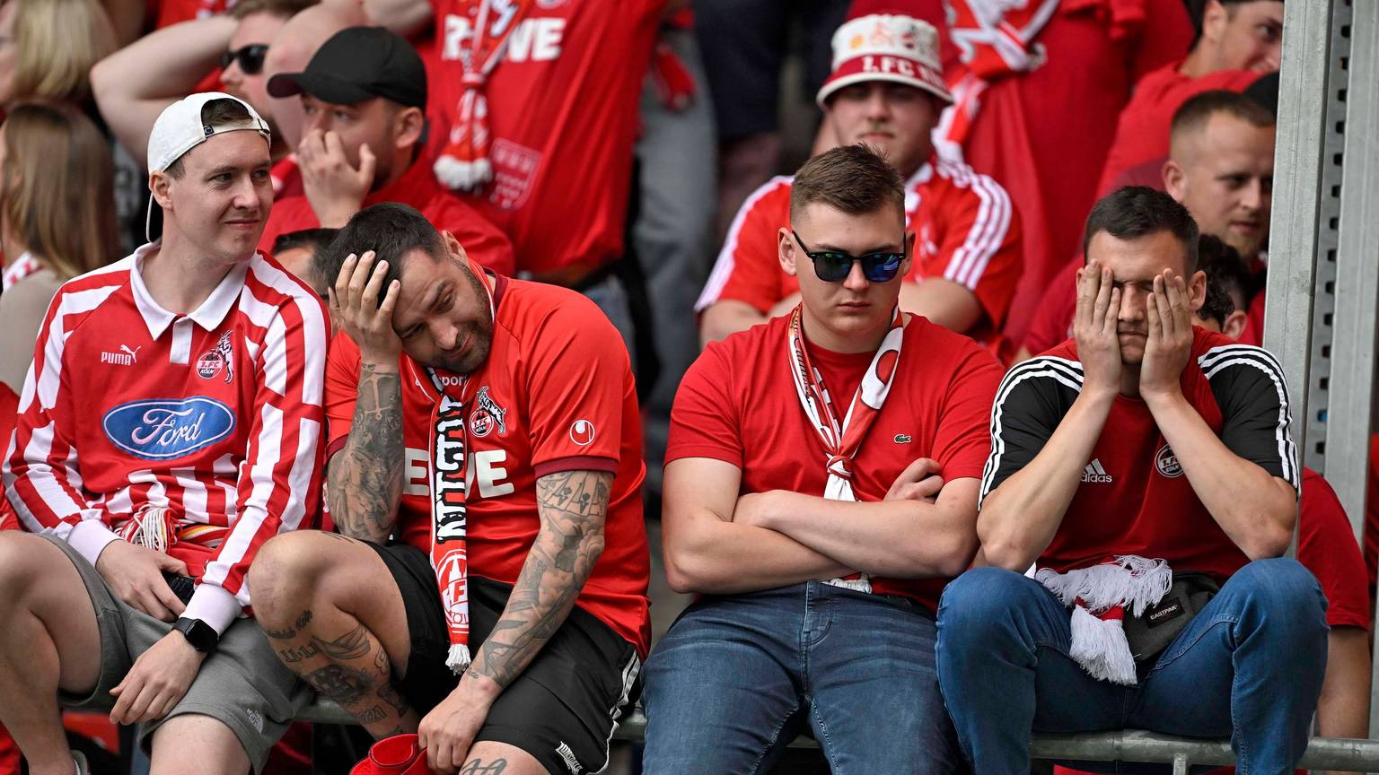 FC-Fans nach dem 1:4 beim 1.FC Heidenheim, das den siebten Bundesliga-Abstieg besiegelte.