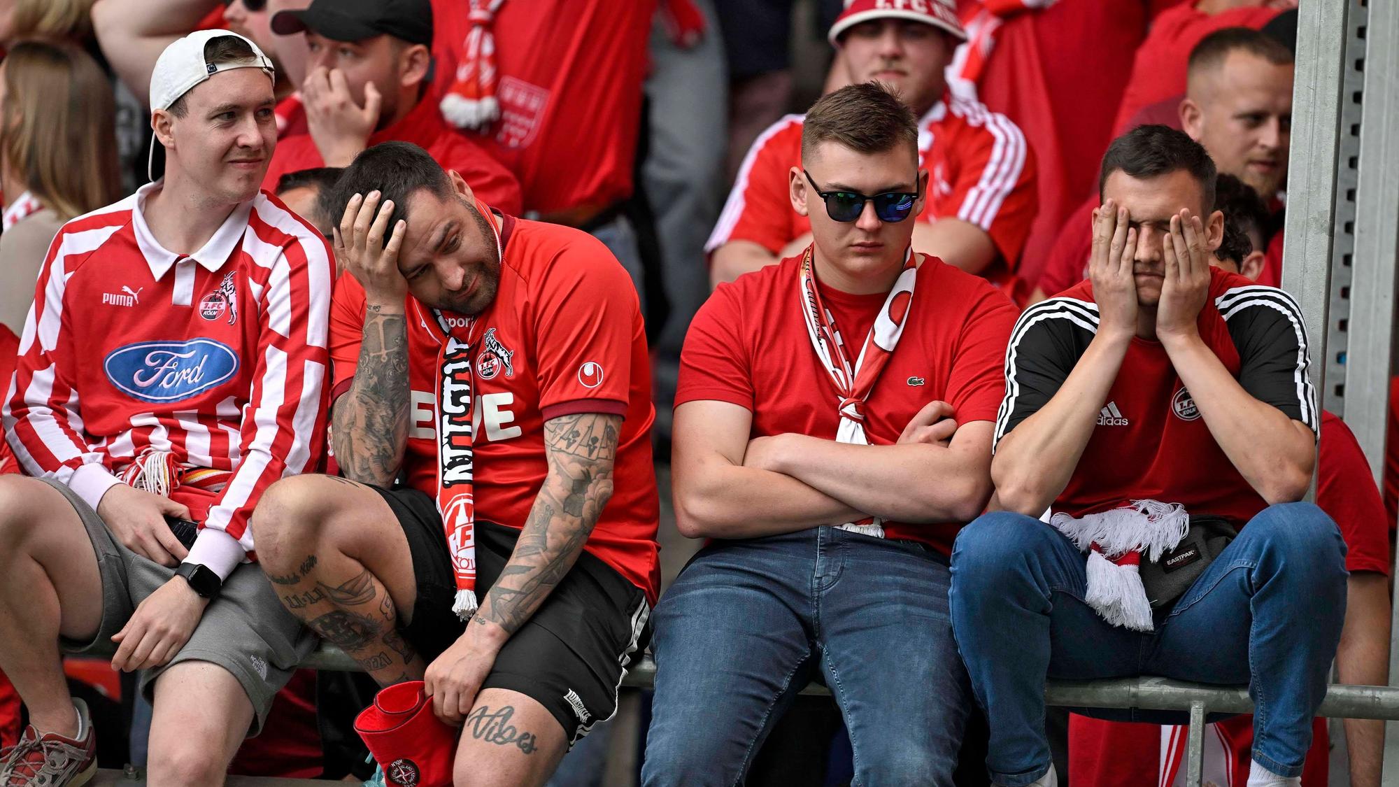 FC-Fans nach dem 1:4 beim 1.FC Heidenheim, das den siebten Bundesliga-Abstieg besiegelte.