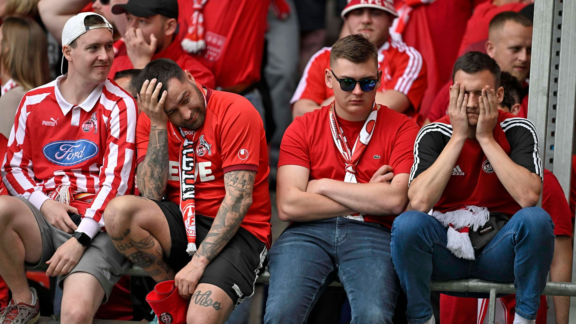 FC-Fans nach dem 1:4 beim 1.FC Heidenheim, das den siebten Bundesliga-Abstieg besiegelte.