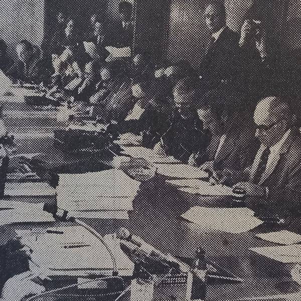 Dicht gedrängt verfolgen Journalisten am Mittag des 1. März 1974 die Pläne von NRW-Innenminister Willi Weyer zur Neuordnung des Kölner Raums.