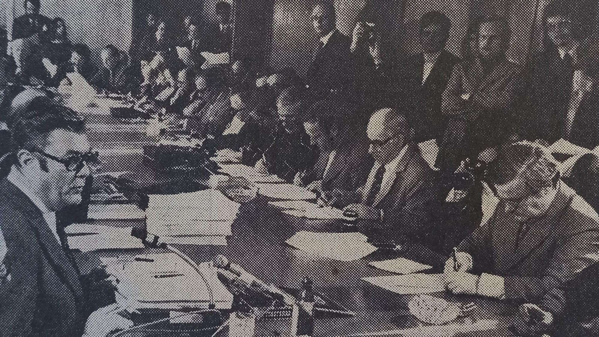 Dicht gedrängt verfolgen Journalisten am Mittag des 1. März 1974 die Pläne von NRW-Innenminister Willi Weyer zur Neuordnung des Kölner Raums.