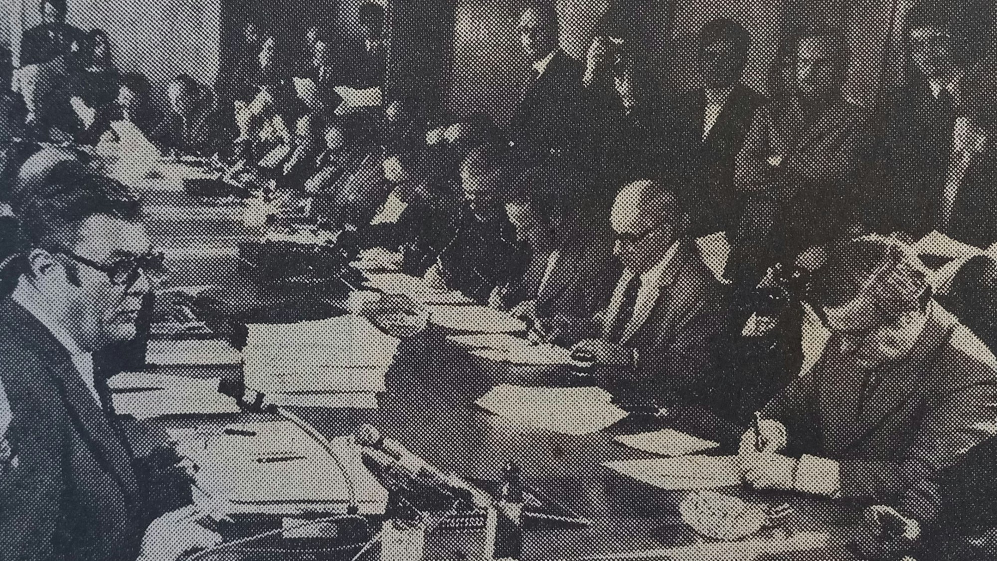 Dicht gedrängt verfolgen Journalisten am Mittag des 1. März 1974 die Pläne von NRW-Innenminister Willi Weyer zur Neuordnung des Kölner Raums.