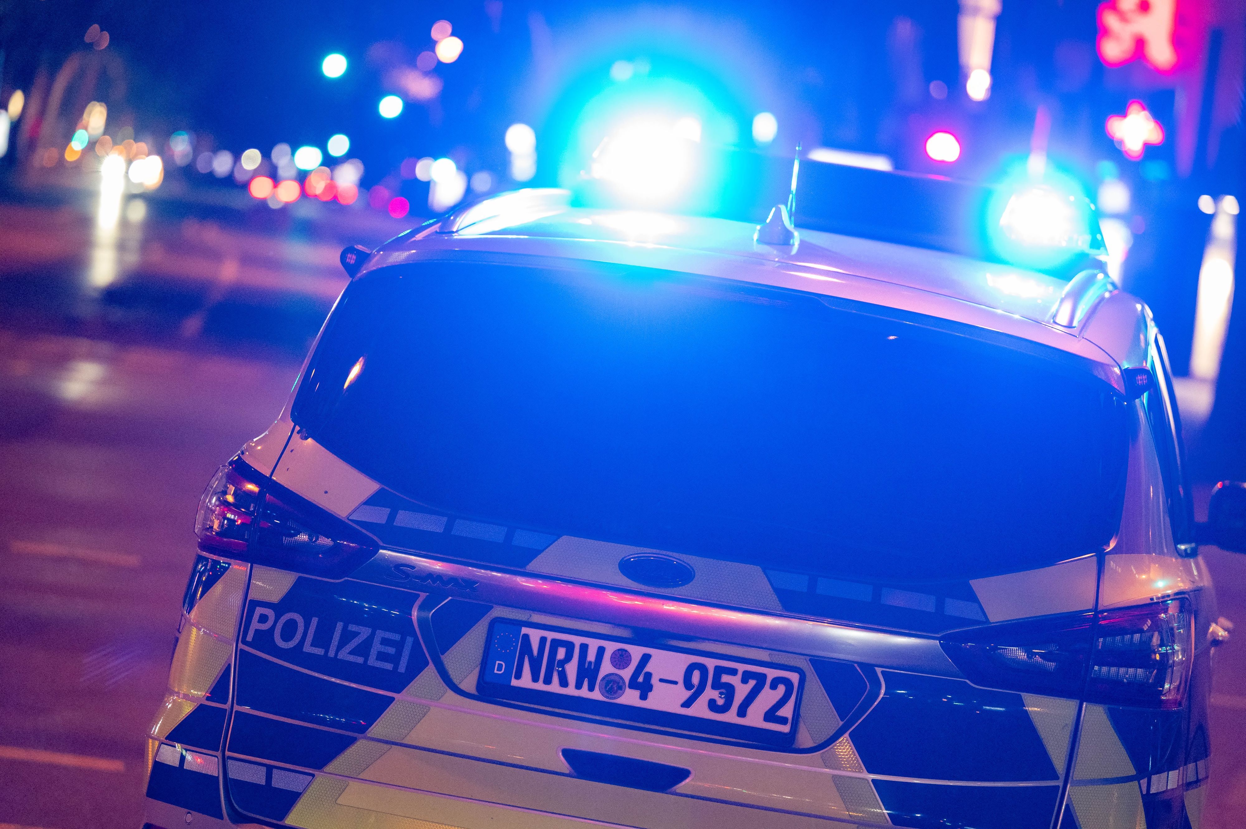 Ein Polizeiwagen mit Blaulicht.