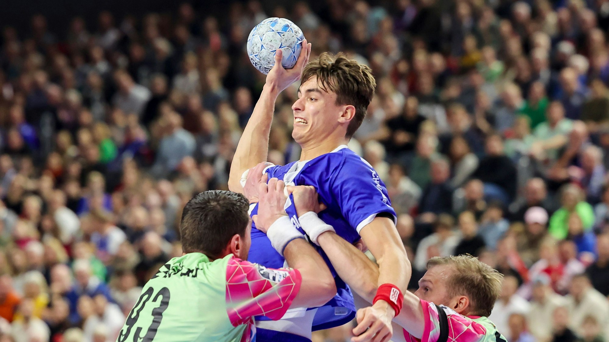 Julian Köster steigt hoch, wird aber von den Berlinern gestoppt.