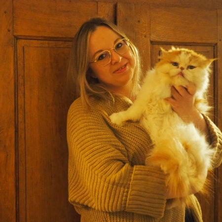 Denise Gasthaus hält eine Katze im Arm.