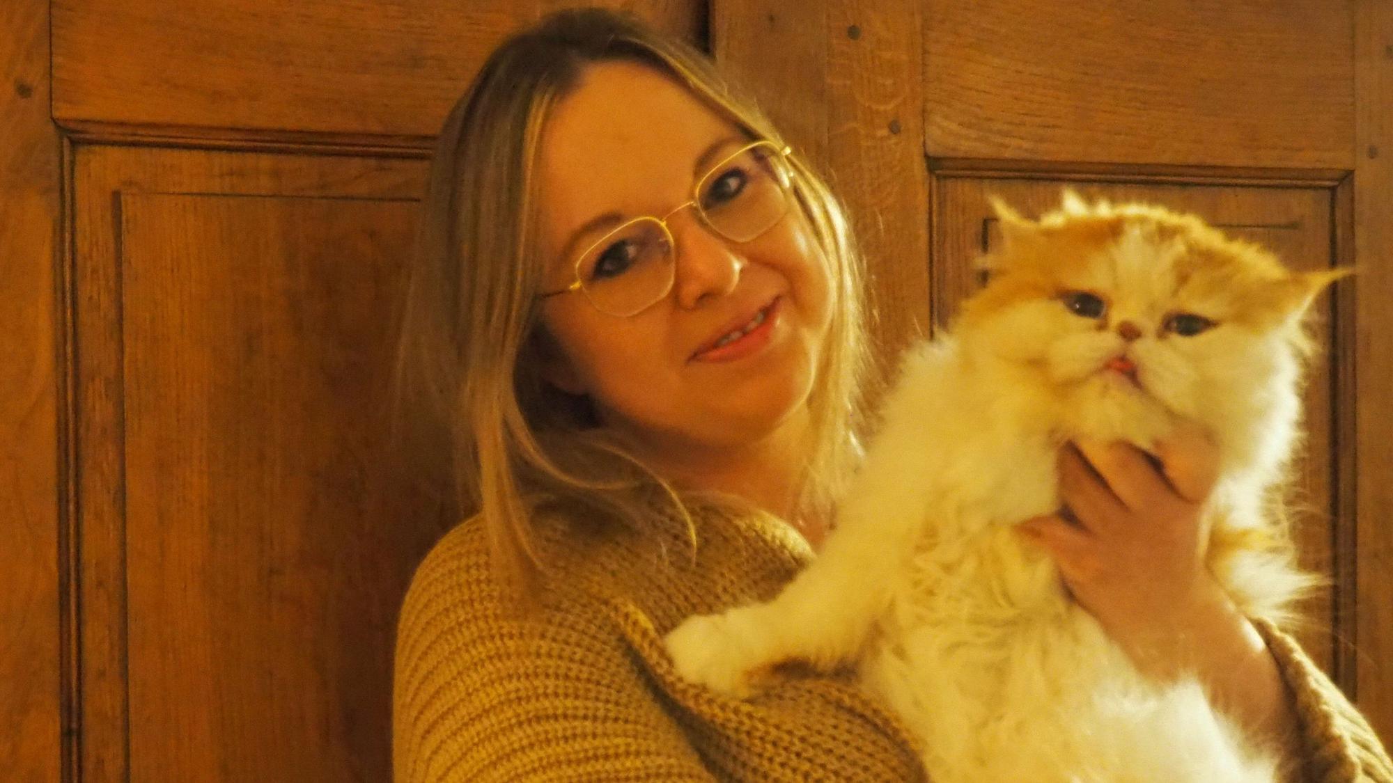 Denise Gasthaus hält eine Katze im Arm.