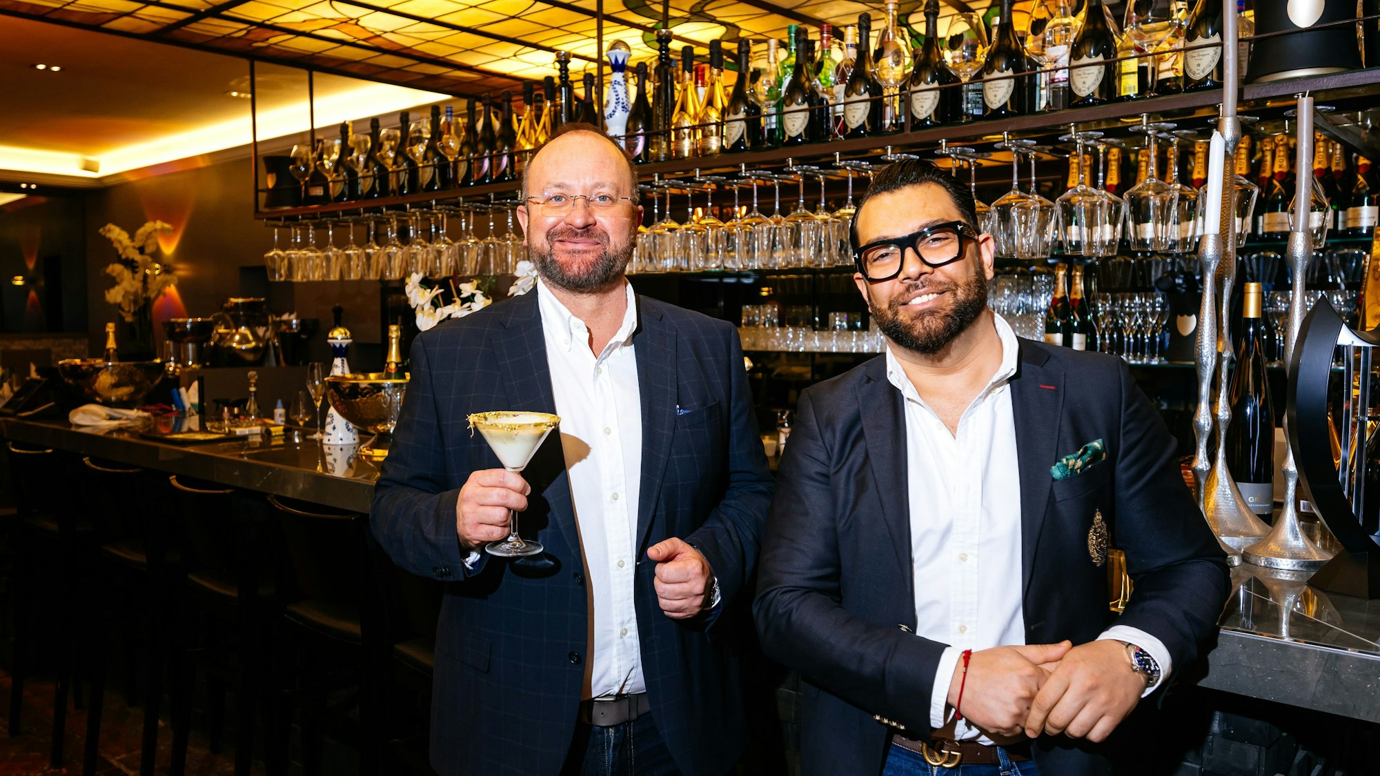 Große Auswahl: Aleksandar Kovacevic und Boban Radosavljevic an der Bar des „Grand Culinas“.