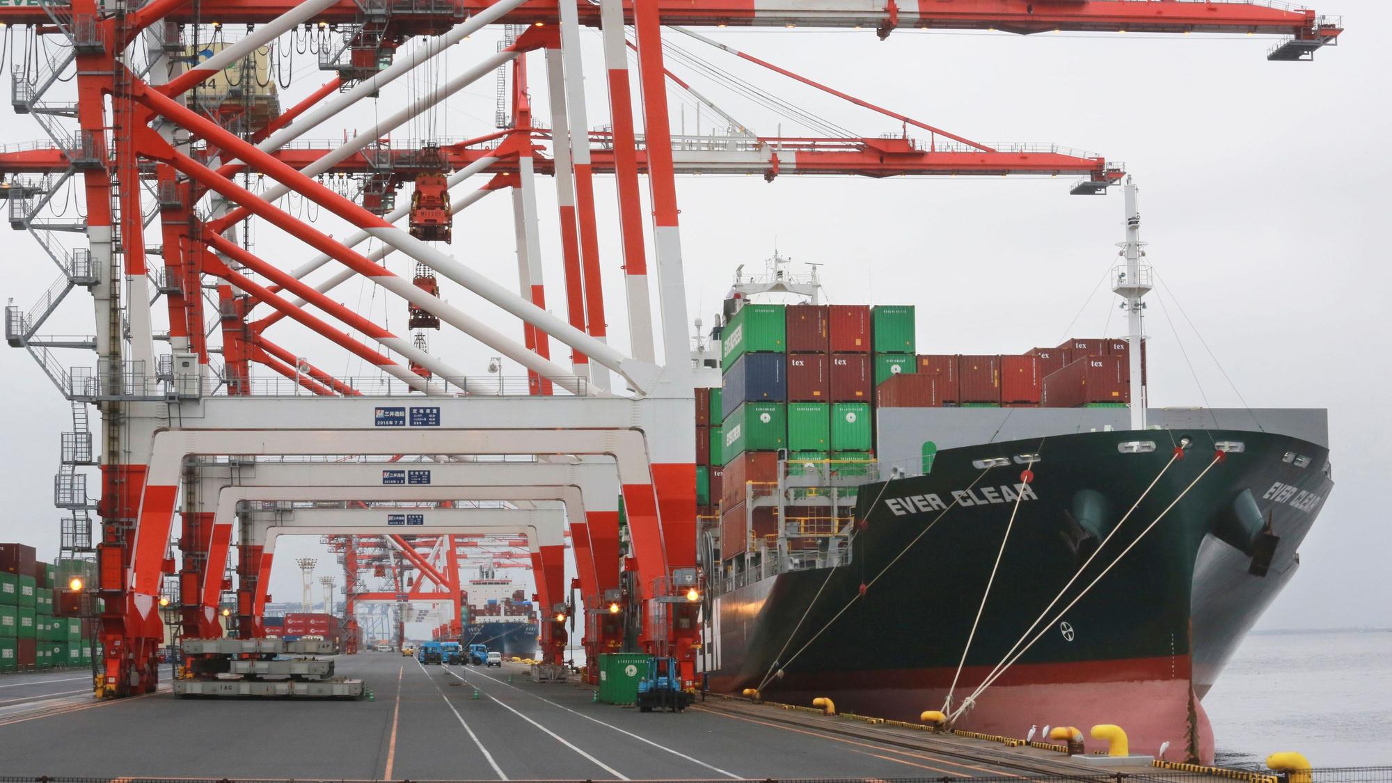 Ein Containerschiff liegt in einem Hafen in Tokio am 12. Oktober 2021.