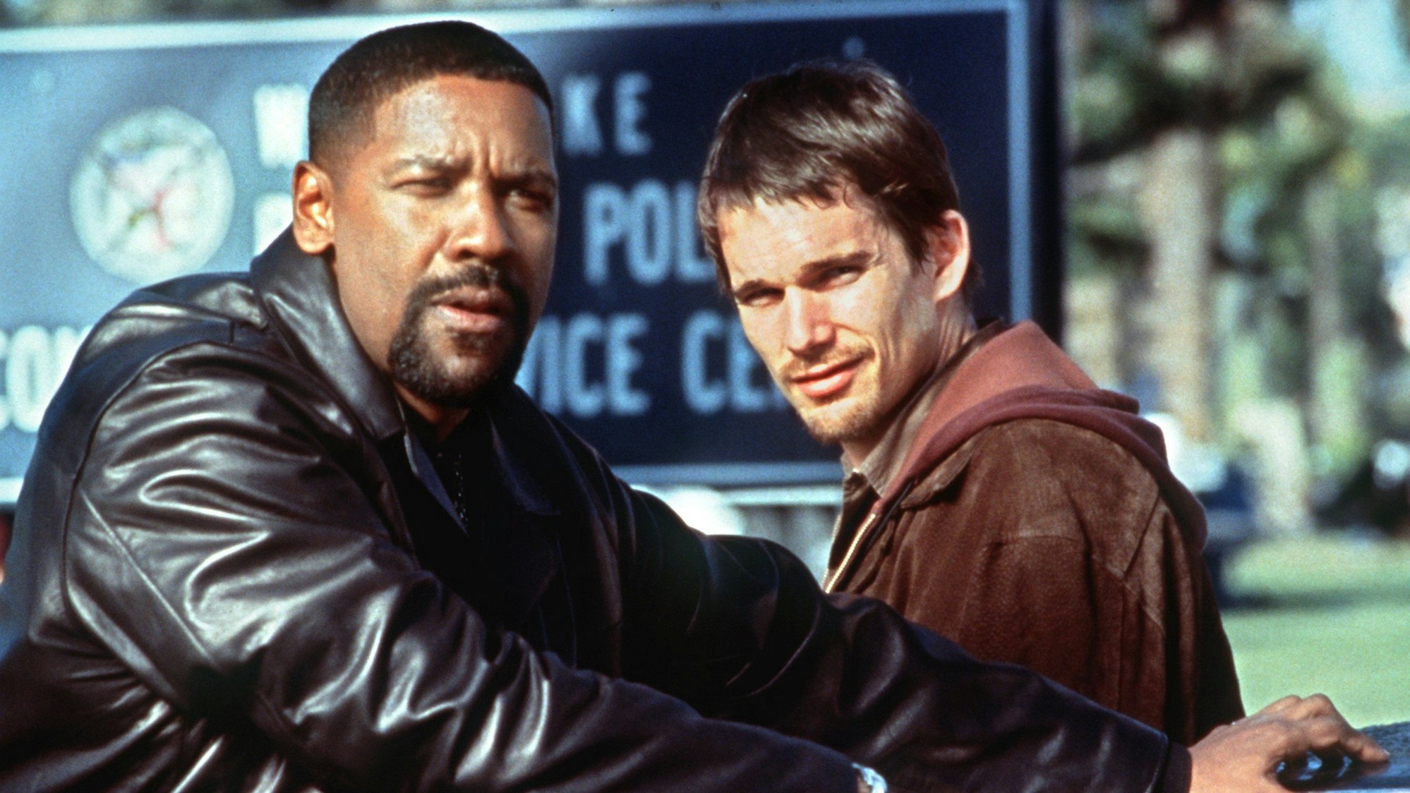 Der altgediente Polizist vom Los Angeles Police Department (LAPD), Alonzo Harris (Denzel Washington, l) unternimmt mit dem Neuling Jake Hoyt (Ethan Hawke) eine Einweisungstour (Szenenfoto).