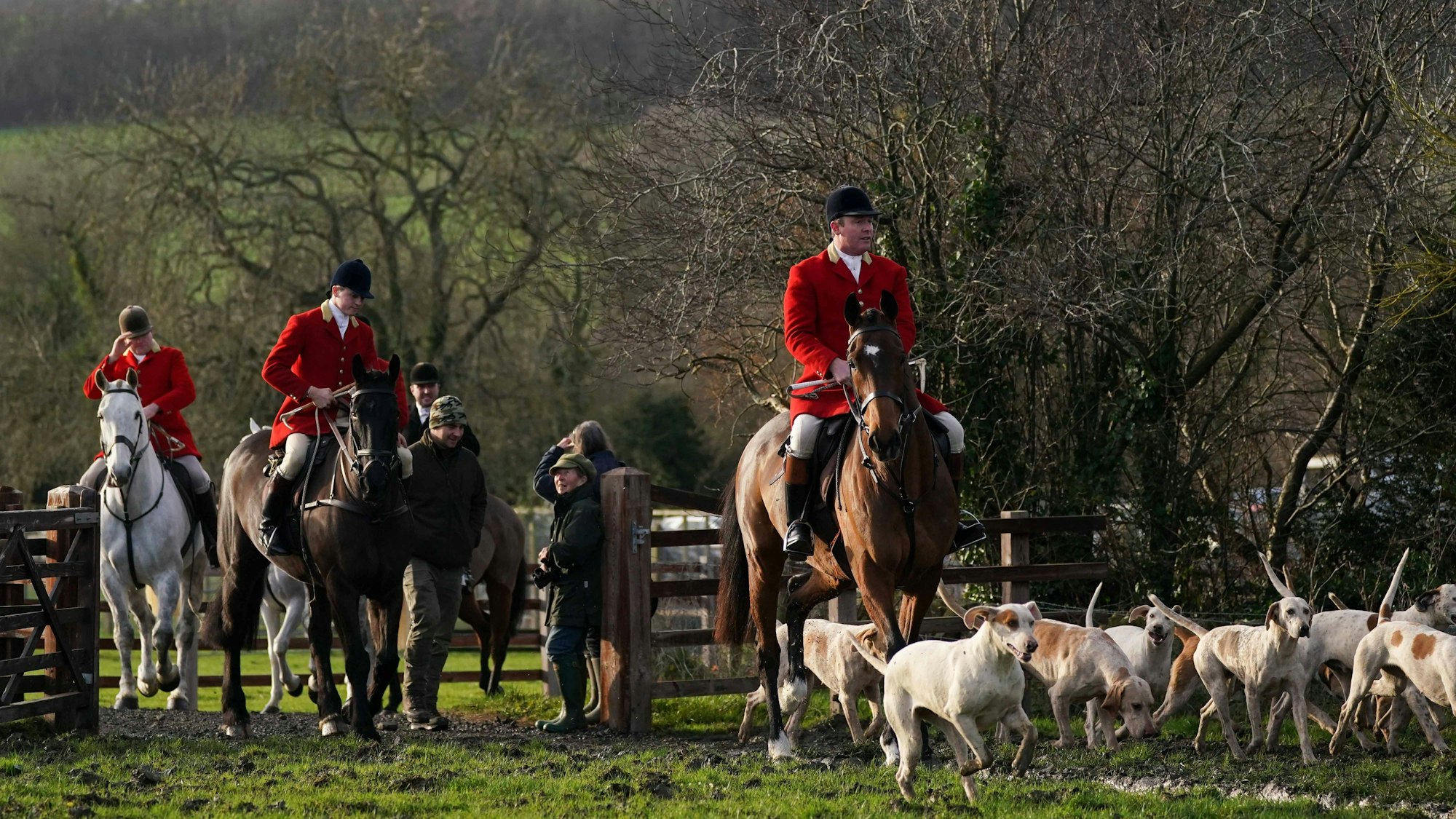 ARCHIV - 26.12.2023, Großbritannien, Broadway: Reiter und Hunde sind während der jährlichen «North Cotswold Boxing Day»-Jagd zu sehen.