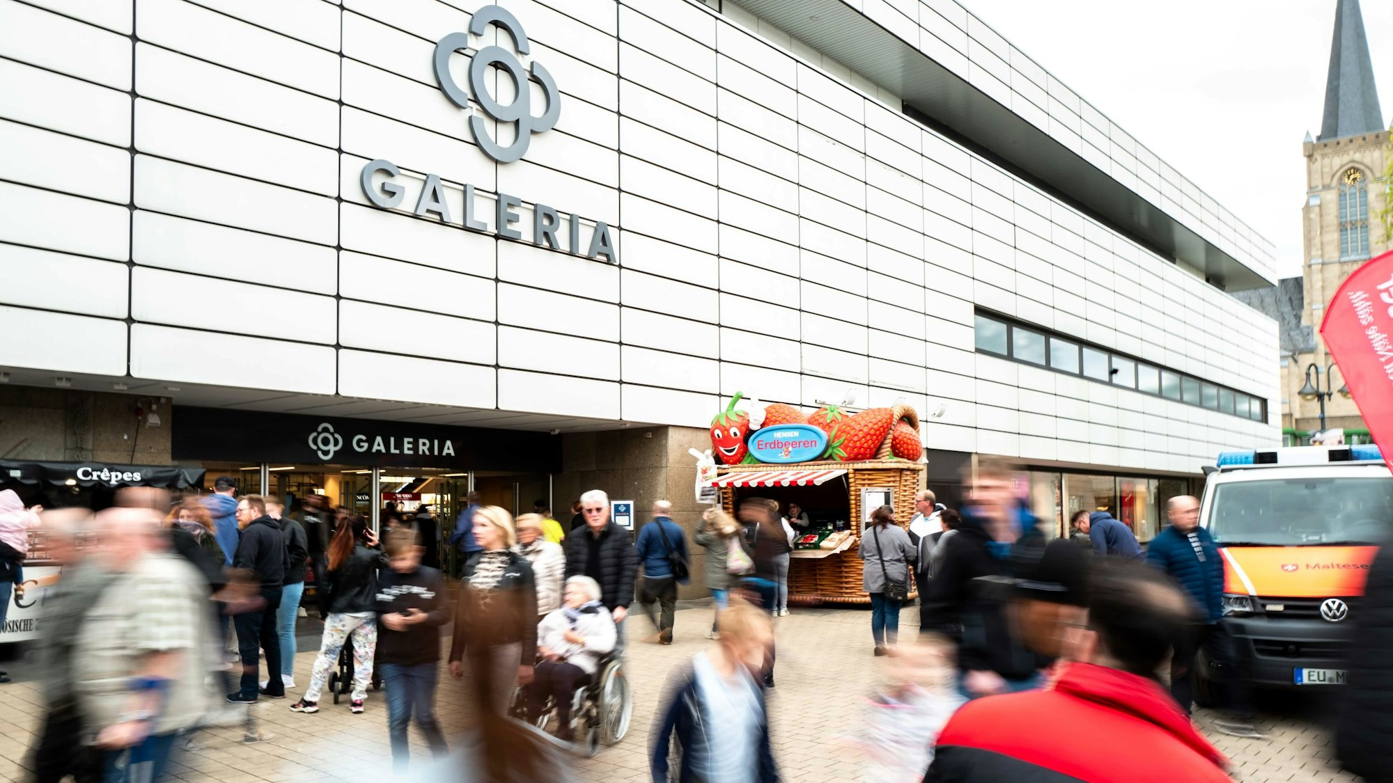 Auf dem Platz vor der Galeria-Filiale in Euskirchen sind viele Passanten zu sehen.