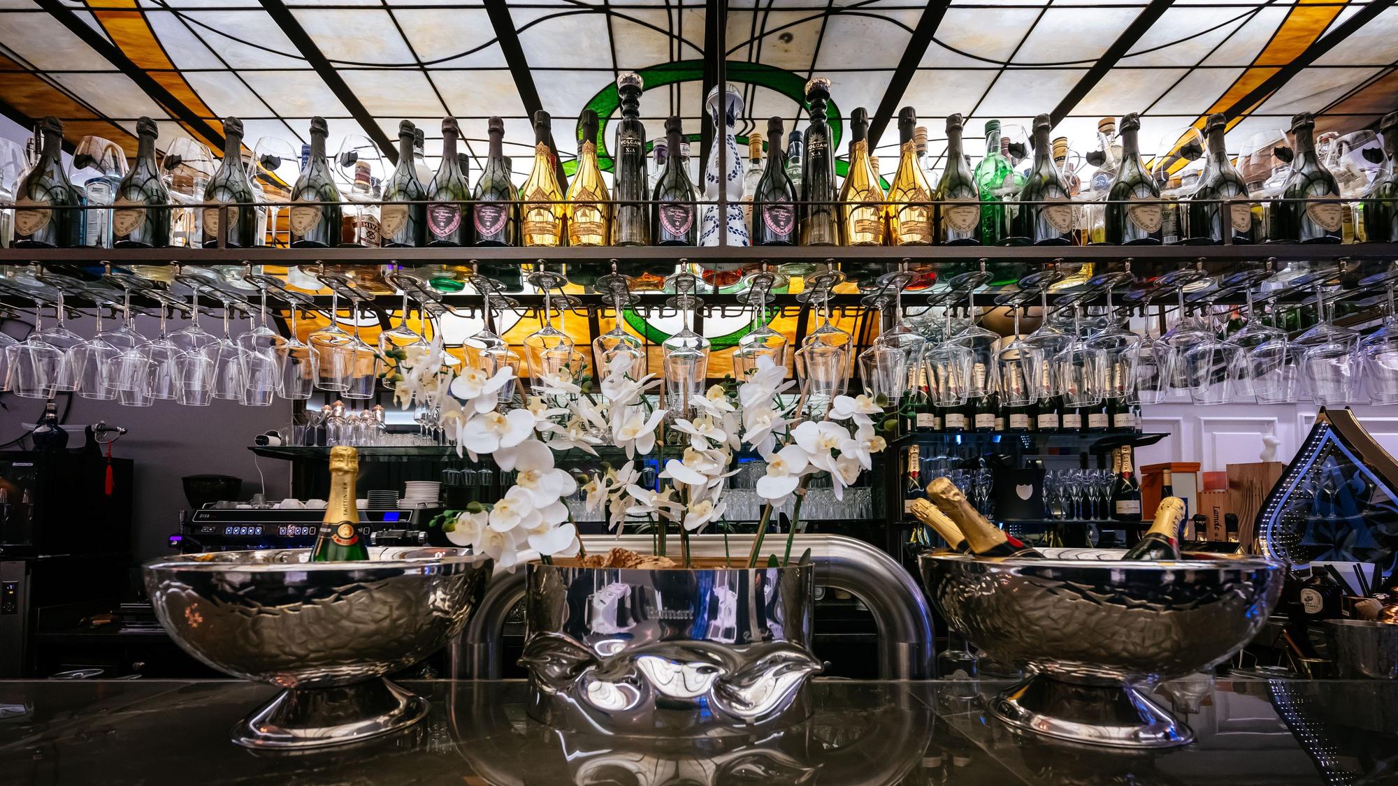 Das Mosaik über der Bar ist geblieben.