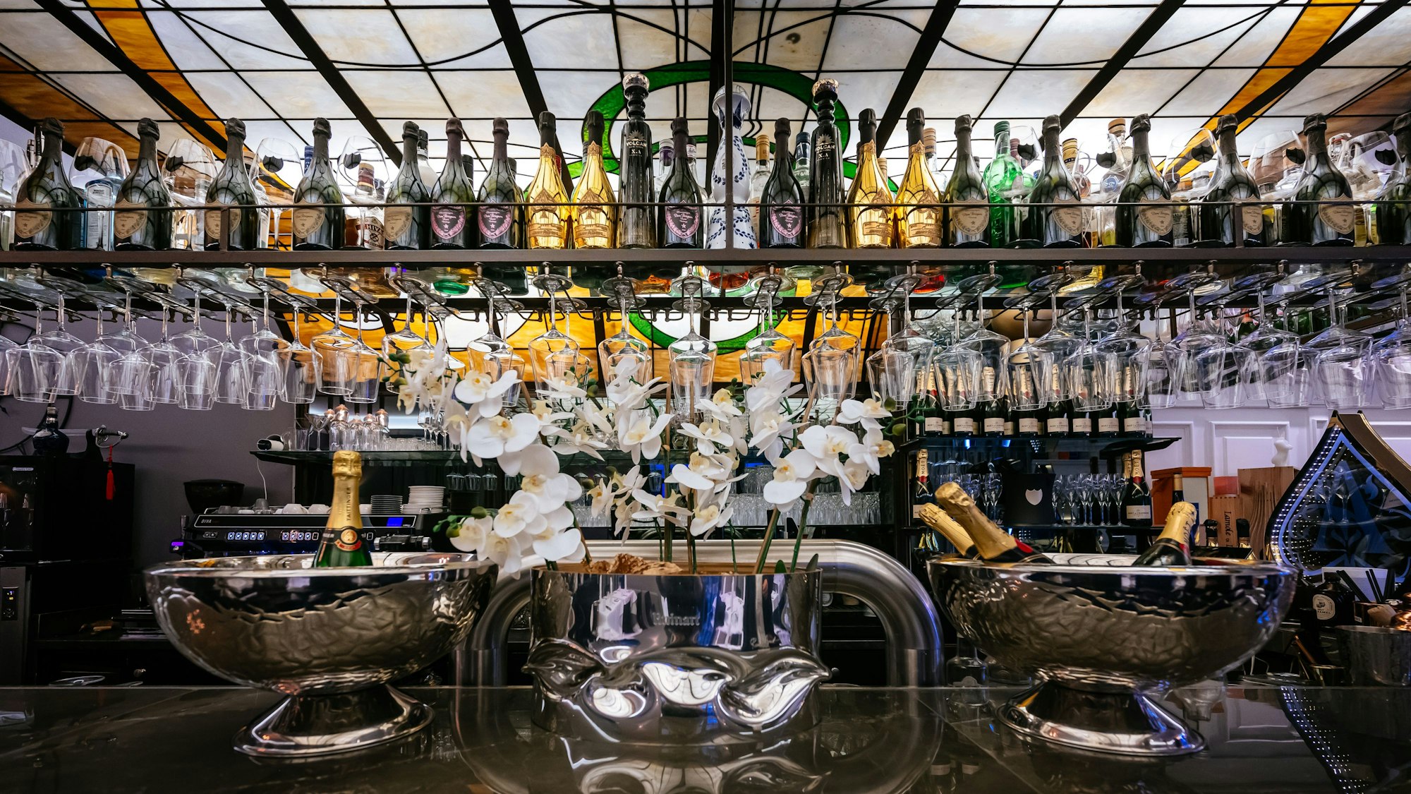 Das Mosaik über der Bar ist geblieben.