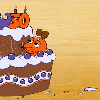 HANDOUT - 27.12.2024, ---: Der kleine Elefant, die Maus und die Ente sitzen auf einer Torte.  Am 5. Januar 2025 feiert der Elefant seinen 50. Geburtstag. (zu dpa: «Die blaue Eminenz im Schatten der Maus: Der Elefant wird 50») Foto: Friedrich Streich/Trickstudio Lutterbeck WDR/dpa - ACHTUNG: Nur zur redaktionellen Verwendung im Zusammenhang mit der aktuellen Berichterstattung und nur mit vollständiger Nennung des vorstehenden Credits +++ dpa-Bildfunk +++