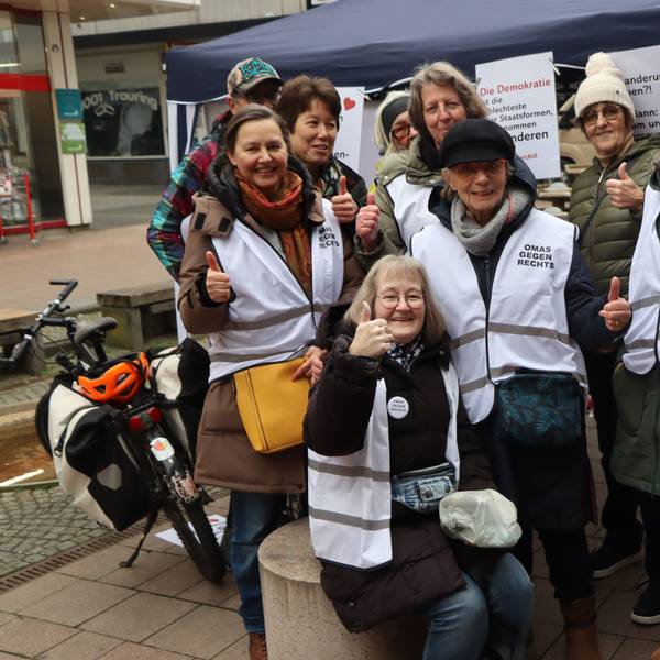 Das Foto zeigt mehrere Frauen vor einem Infostand.