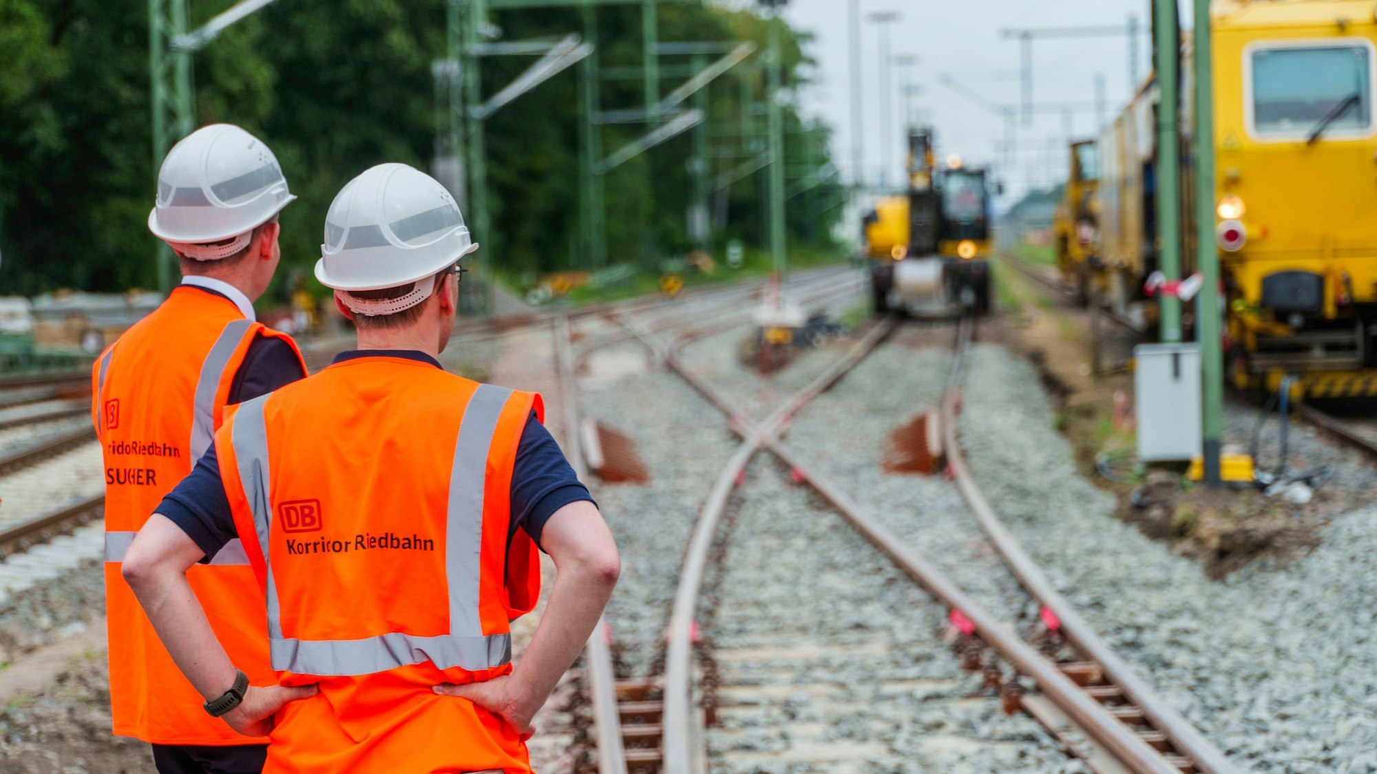 Teilnehmer des Presserundgangs schauen auf die Baustelle im Abschnitt am Bahnhof Mörfelden/Walldorf. Die ·Riedbahn· ist eine Bahn-Strecke von Mannheim nach Frankfurt am Main · eine der wichtigsten und höchstfrequentierten Bahnstrecken in Deutschland.