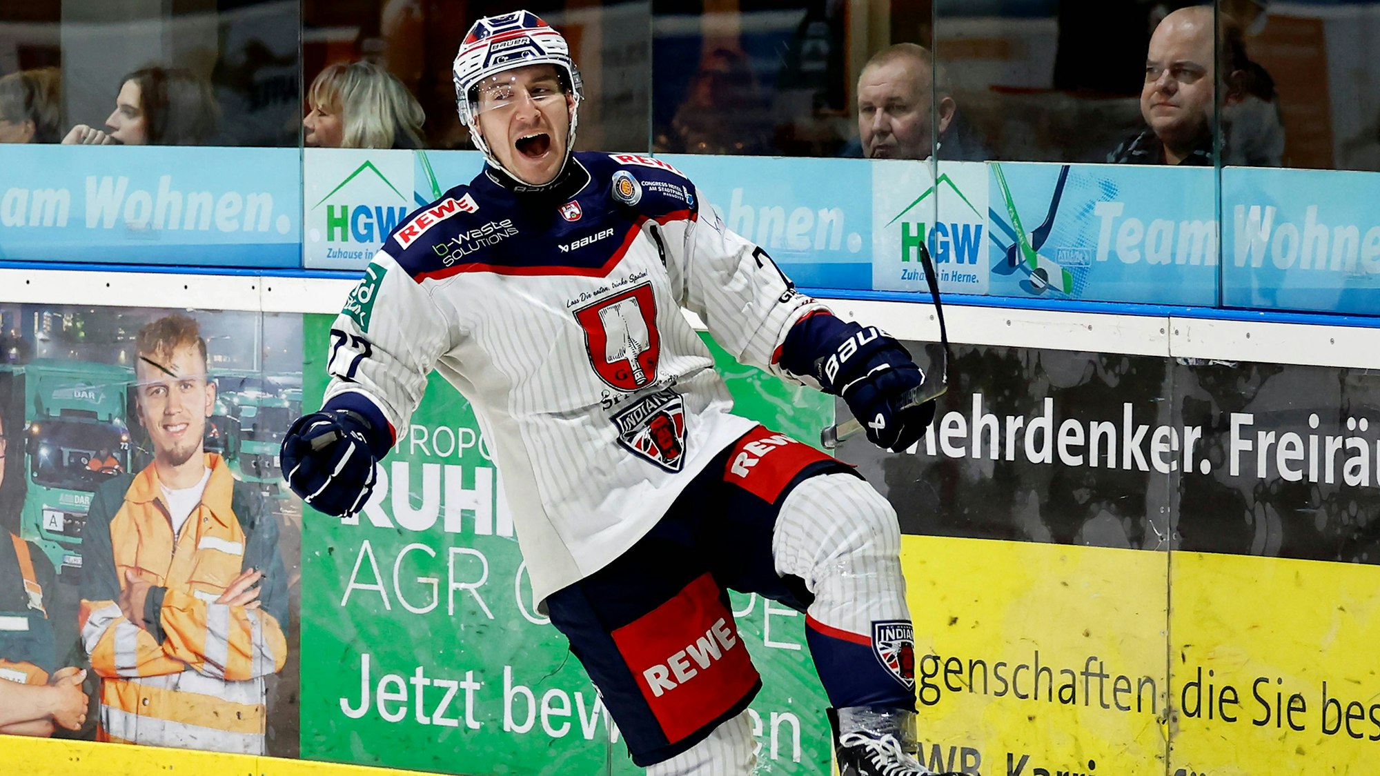 Dennis Palka jubelt mit erhobenem Bein und ausgestreckten Armen.