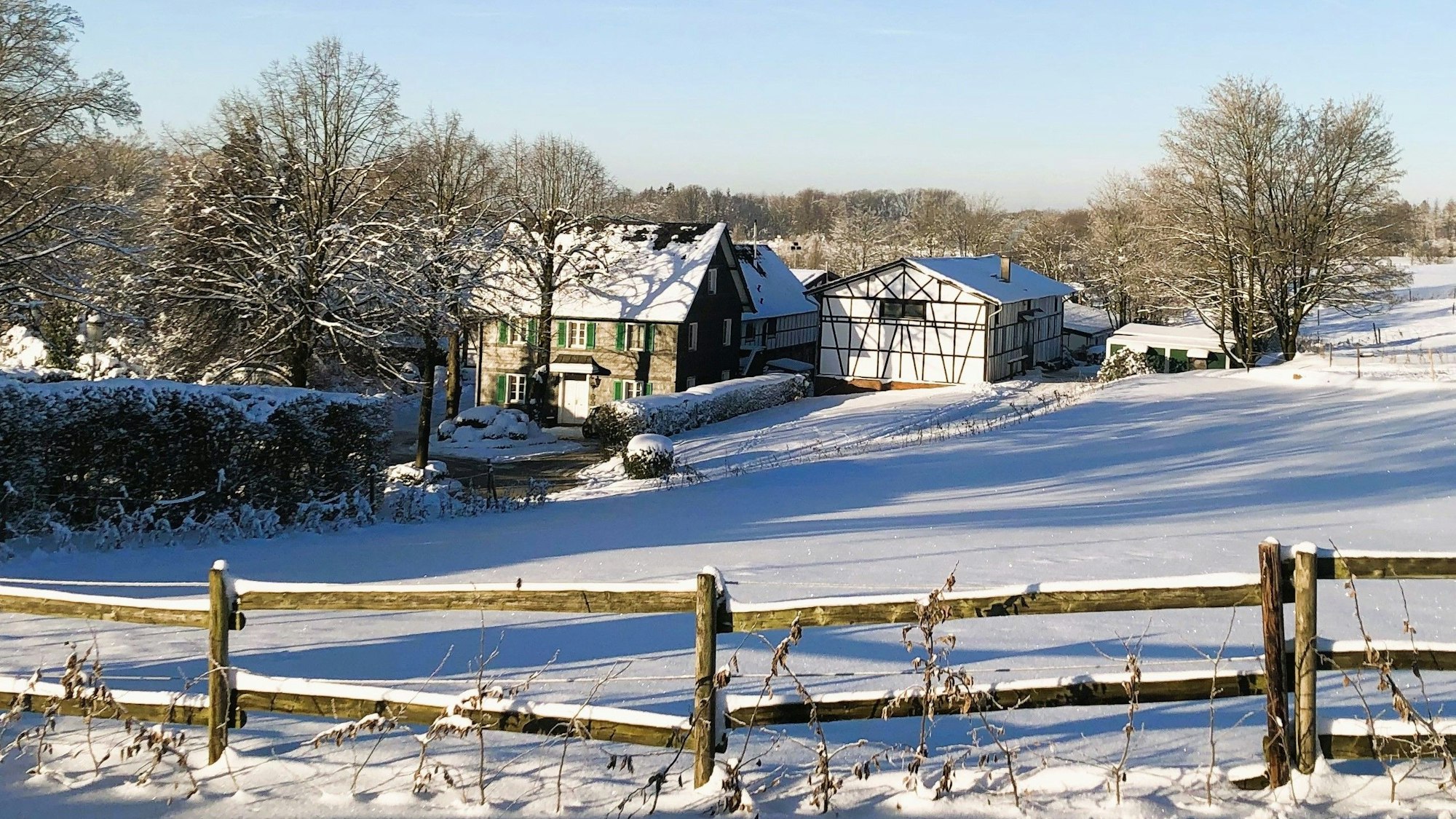Blick auf einen schneebedeckten Hof