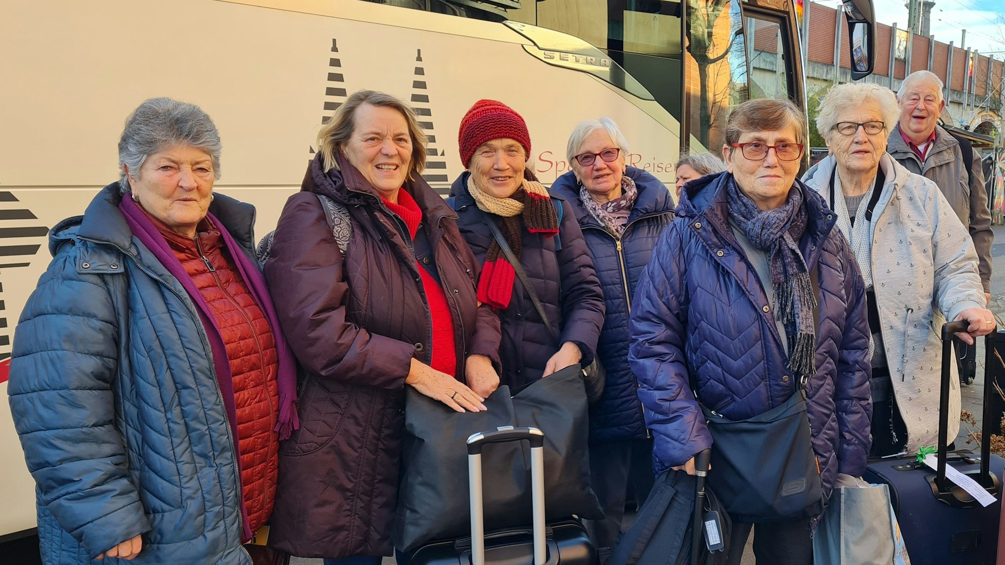 Hatten eine schöne Woche: Teilnehmerinnen und Teilnehmer der Seniorenfreizeit über Weihnachten bei der Ankunft in Köln