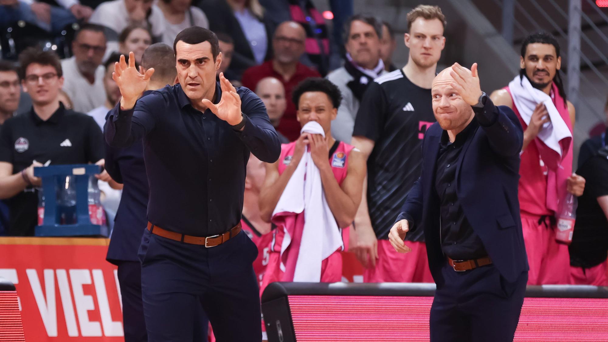 Da half alles Coaching nicht: Trainer Roel Moors (l.) und Assistent Lionel Bosco mühen sich vergebens.