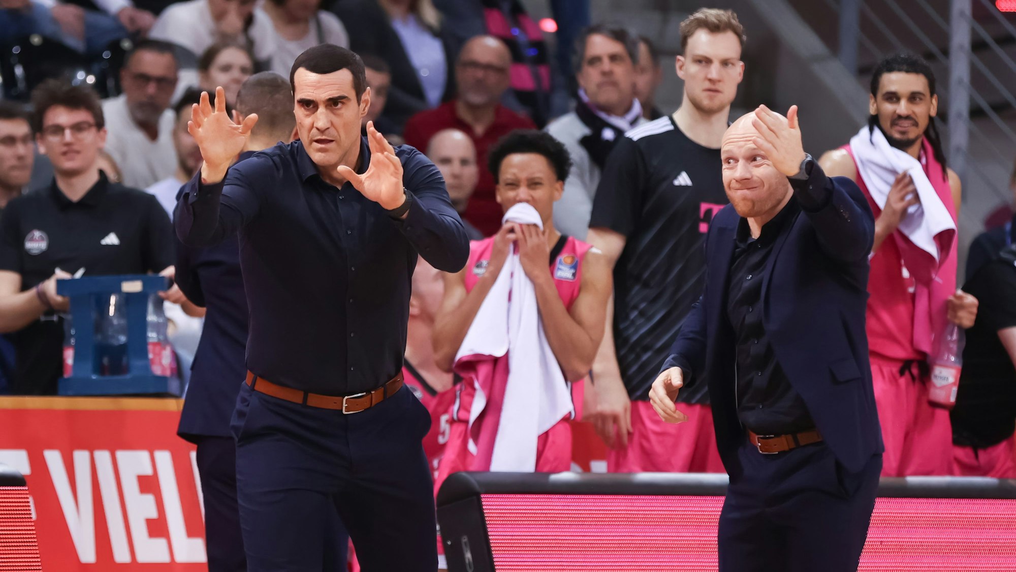 Da half alles Coaching nicht: Trainer Roel Moors (l.) und Assistent Lionel Bosco mühen sich vergebens.