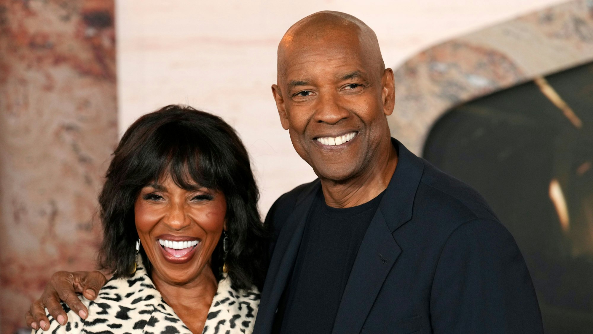 ARCHIV - 18.11.2024, USA, Los Angeles: Denzel Washington, rechts, ein Darsteller in "Gladiator II", kommt mit seiner Frau Pauletta zur Premiere des Films im TCL Chinese Theatre in Los Angeles. (zu dpa: «Denzel Washington wird 70 - Vierfacher Vater mit zwei Oscars») Foto: Chris Pizzello/Invision via AP/dpa +++ dpa-Bildfunk +++