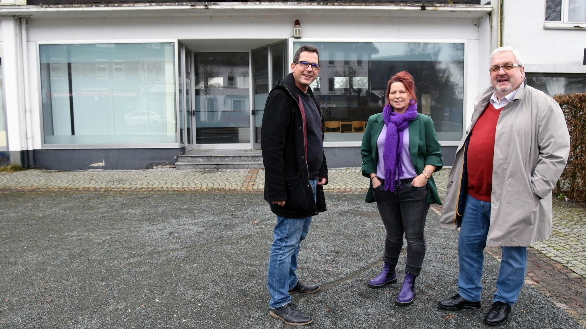Das Foto zeigt ein leeres Ladenlokal, davor stehen Oliver Busch, Anja Mehren und Stefan Meisenberg.