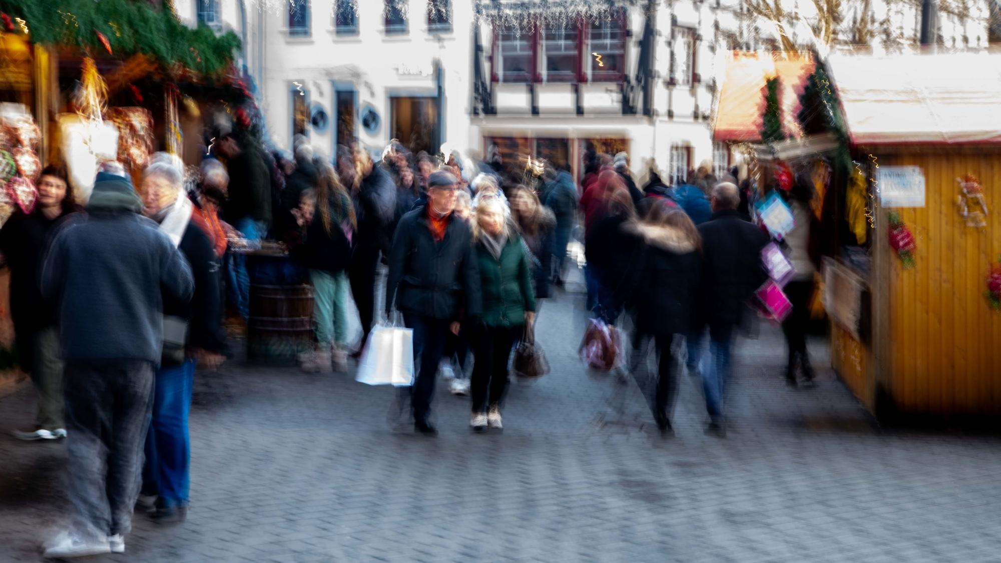Menschen schlendern zwischen den Buden in der Bad Münstereifeler Innenstadt.