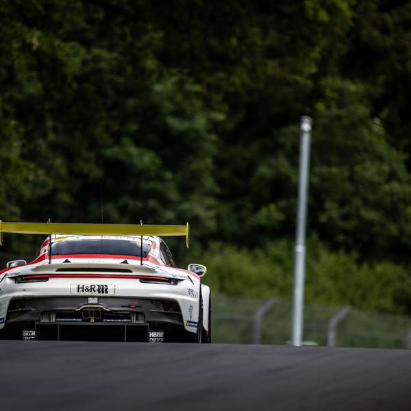 Das Bild zeigt die Heckansicht eines Rennwagens auf dem Nürburgring.