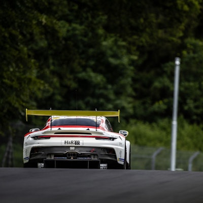 Das Bild zeigt die Heckansicht eines Rennwagens auf dem Nürburgring.