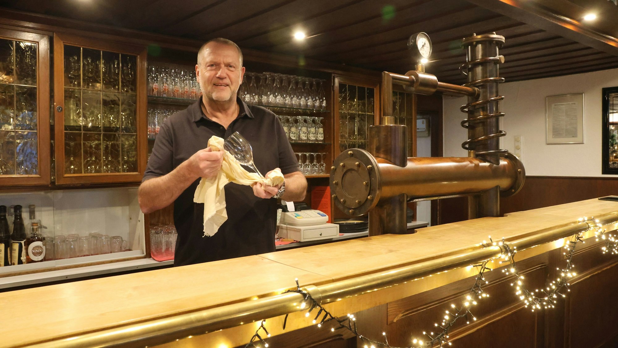Wilfried Orth hinter der Theke im Bierenbacher Hof: Dort gibt's eine der wenigen Silvesterfeten, die auch tatsächlich bis ins neue Jahr gehen.