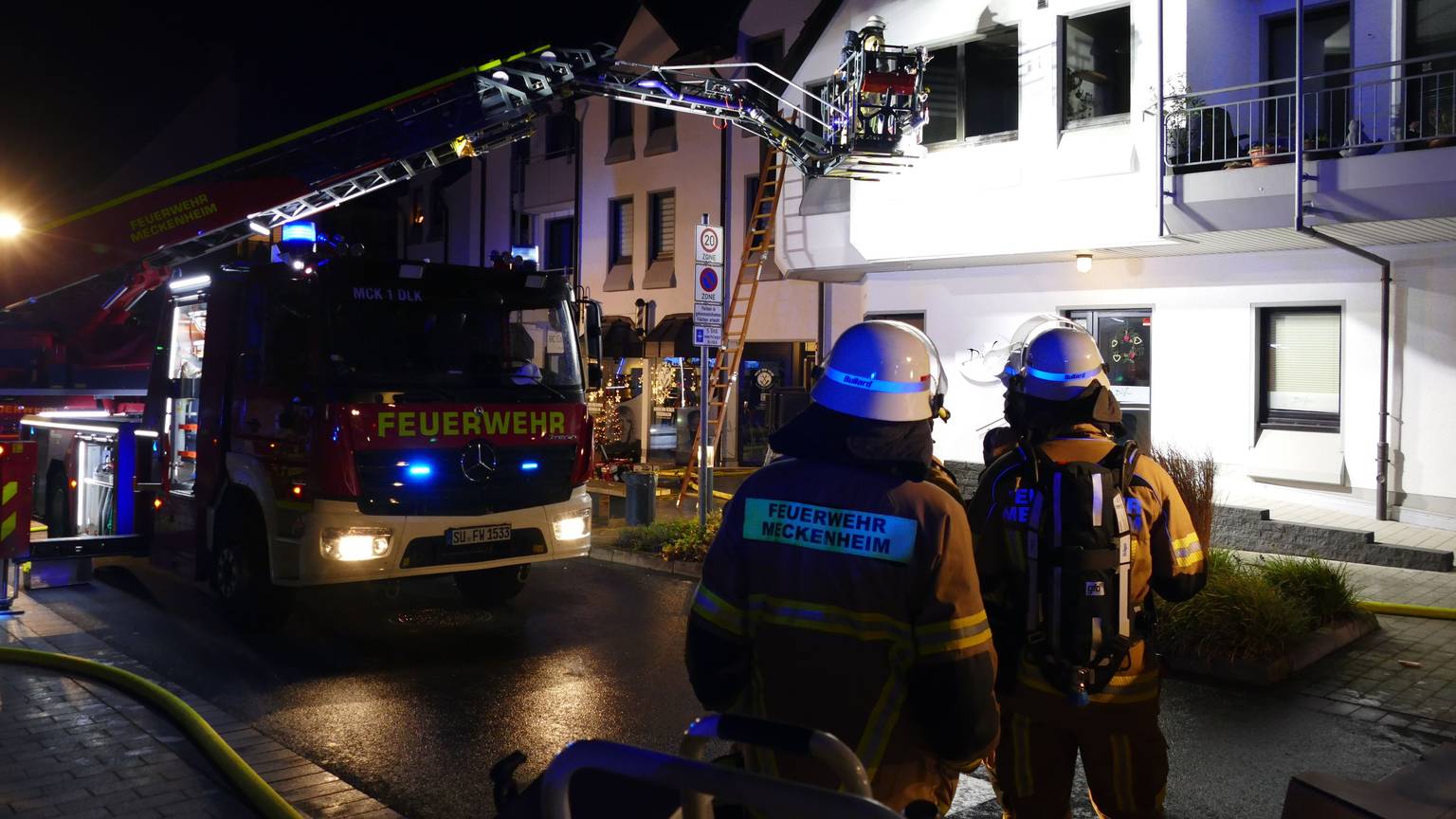 Feuerwehrleute stehen vor dem betroffenen Gebäude in der Glockengasse.