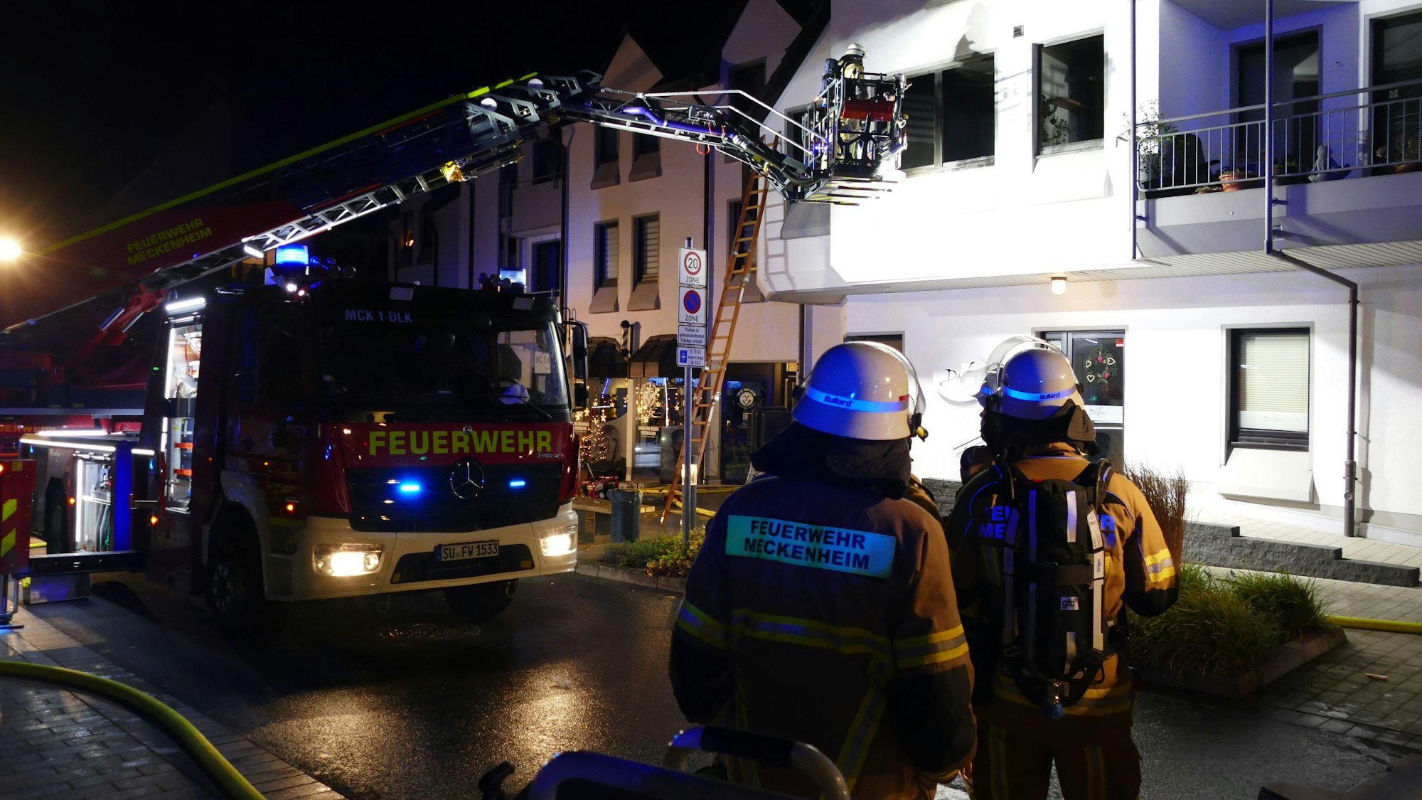 Feuerwehrleute stehen vor dem betroffenen Gebäude in der Glockengasse.