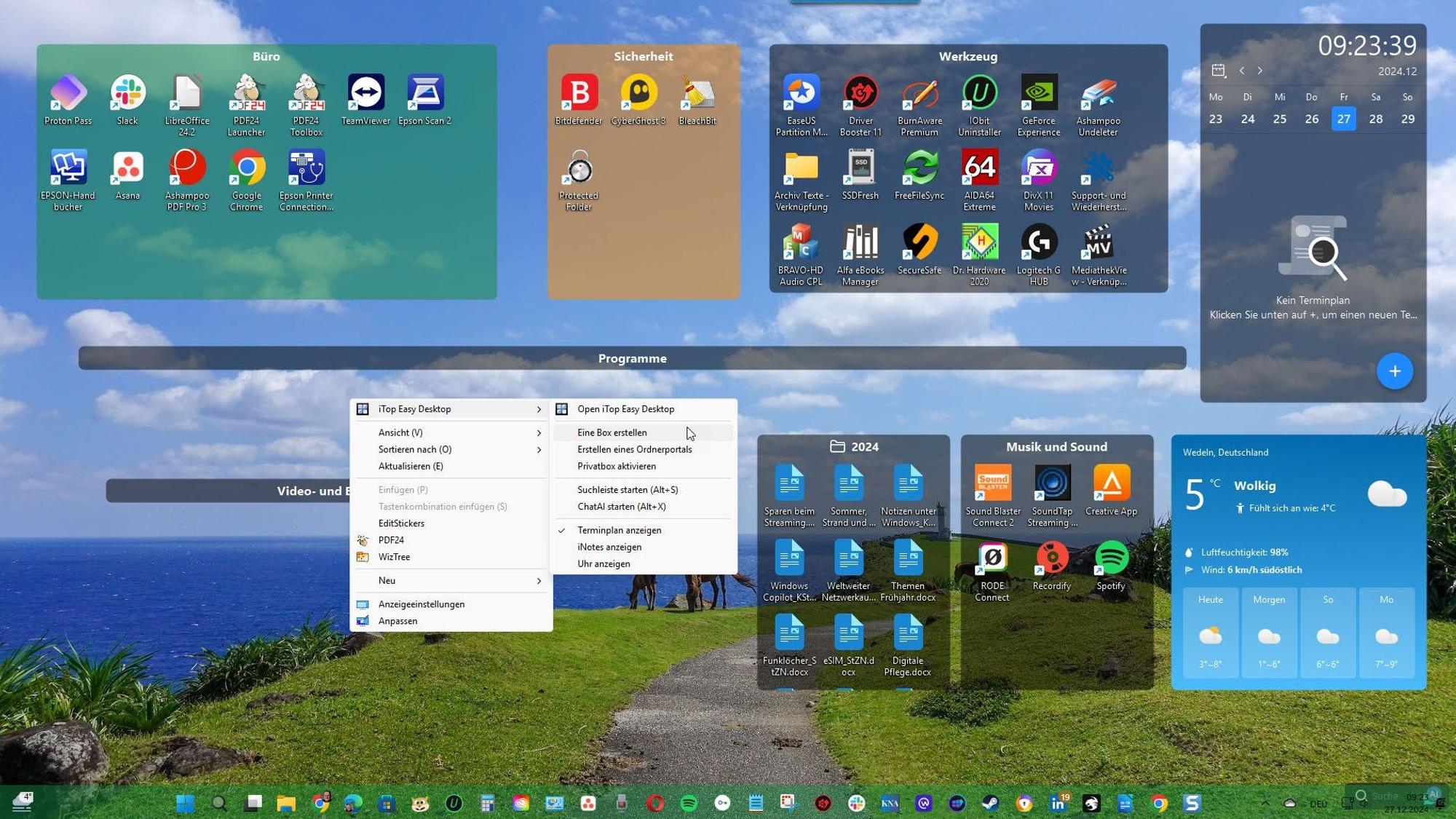 Auf einem Windows-Desktop sind viele Icons in verschieden farbigen Boxen sortiert.