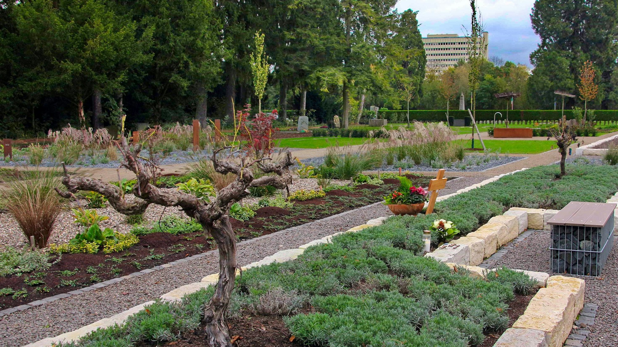 Mit Natursteinen abgegrenzte Beete sind zu sehen.
