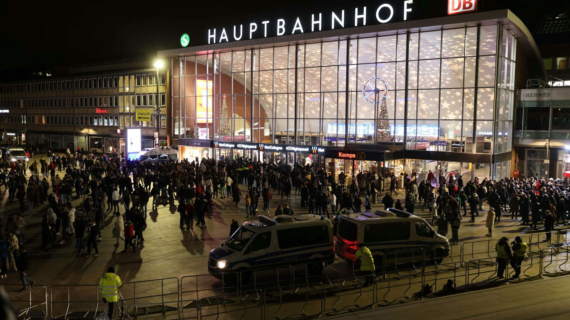 Wie in den vergangenen Jahren, wird die Polizei auch in diesem Jahr nicht nur am Bahnhof und rund um den Dom massive Präsenz zeigen.
