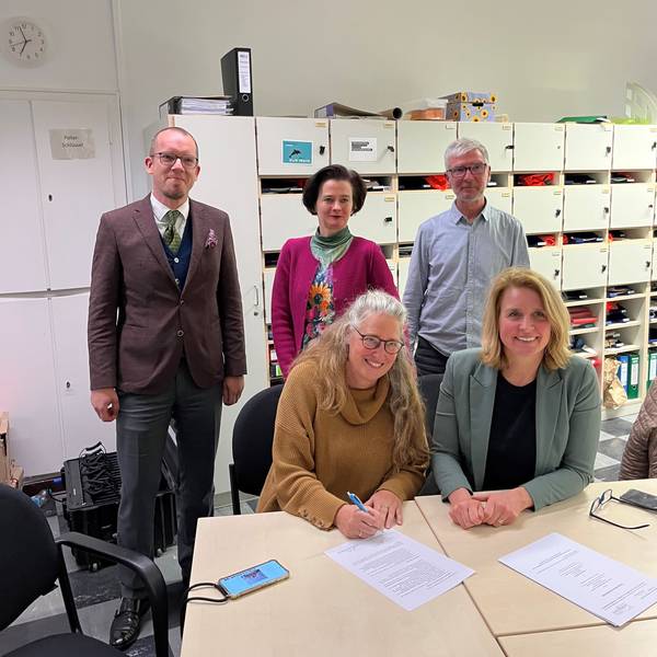 Das Gruppenfoto zeigt Schulleiterin Ruth Balling, Bürgermeisterin Anne Loth, Yannik Lamsfuß (Schulpflegschaft), Astrid Keyser (Keyser-Stiftung) und Thomas Fahlenbock (Musikschule).