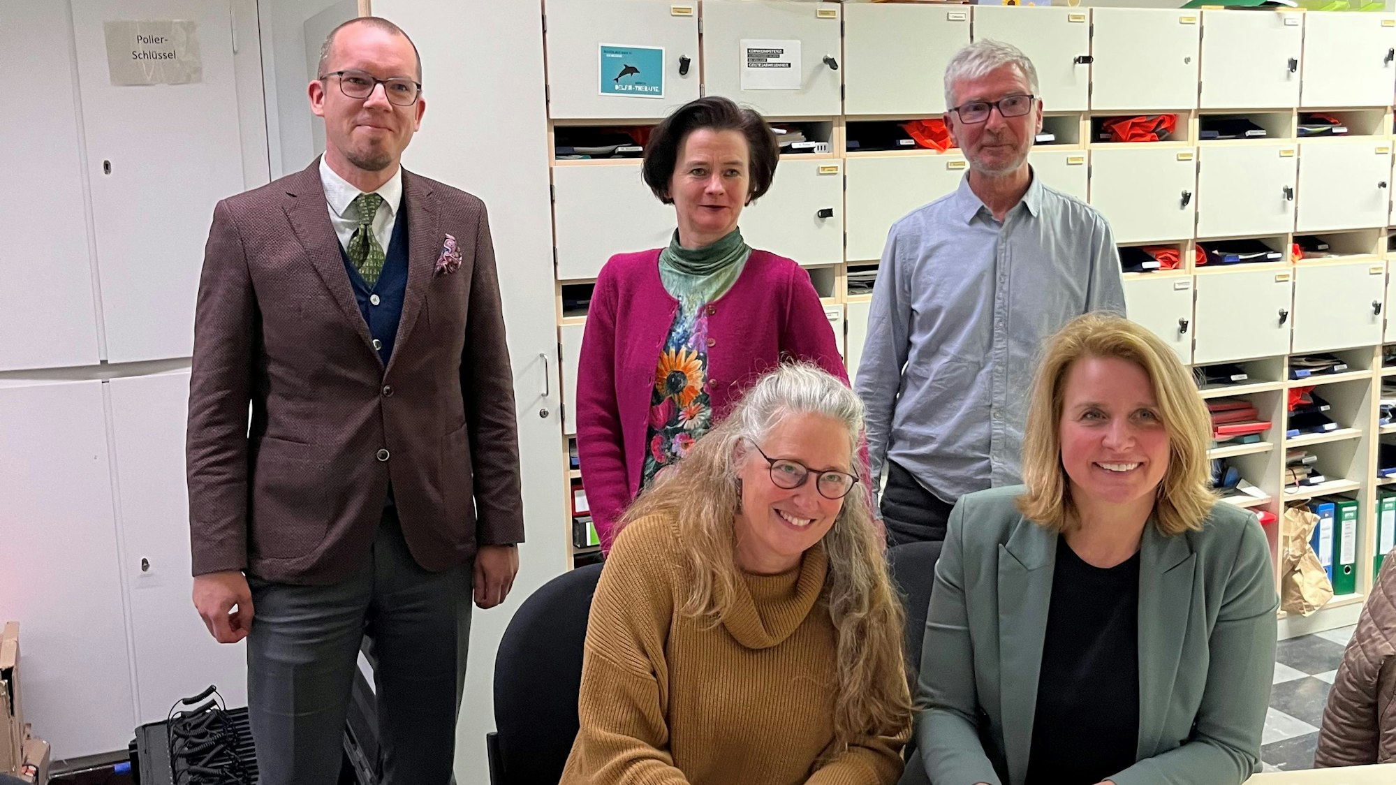 Das Gruppenfoto zeigt Schulleiterin Ruth Balling, Bürgermeisterin Anne Loth, Yannik Lamsfuß (Schulpflegschaft), Astrid Keyser (Keyser-Stiftung) und Thomas Fahlenbock (Musikschule).