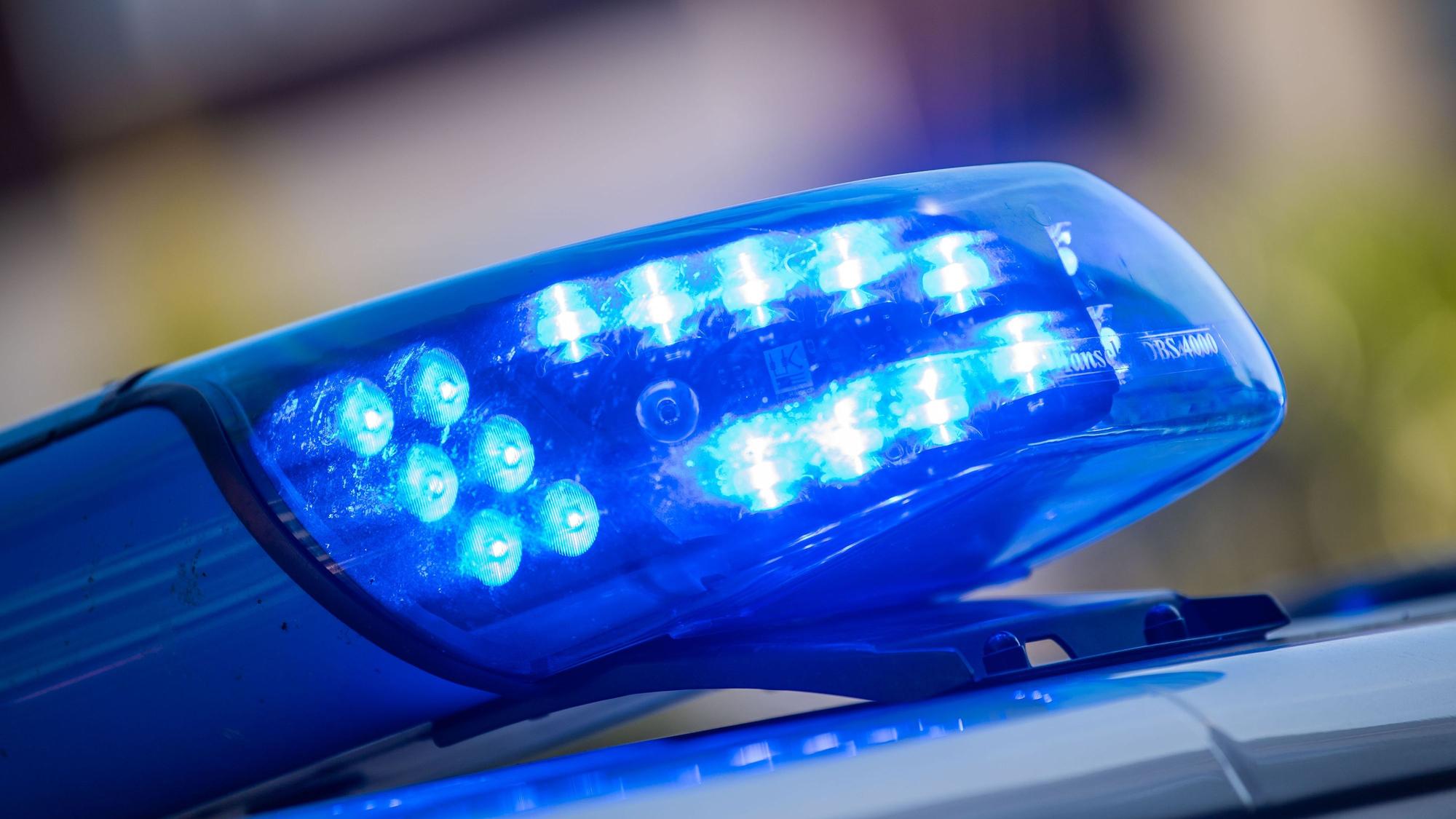 Ein Blaulicht ist auf dem Dach eines Polizeifahrzeugs zu sehen.