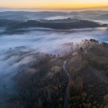 Luftbild auf eine nebelige Landschaft