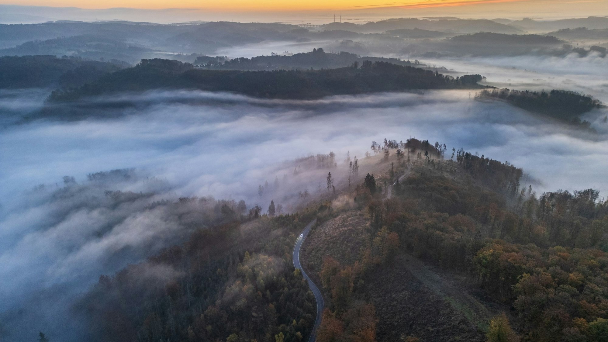 Luftbild auf eine nebelige Landschaft