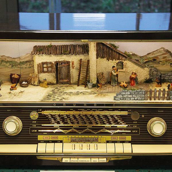 Eine Krippendarstellung ist in ein altes Röhrenradio eingebaut.