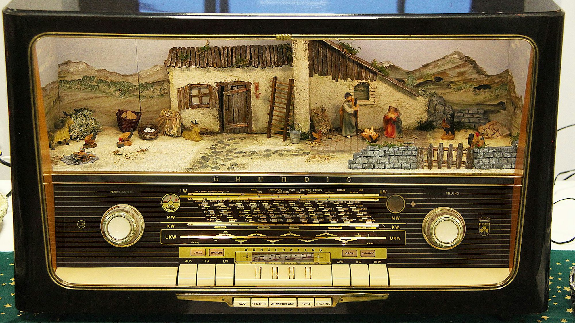 Eine Krippendarstellung ist in ein altes Röhrenradio eingebaut.