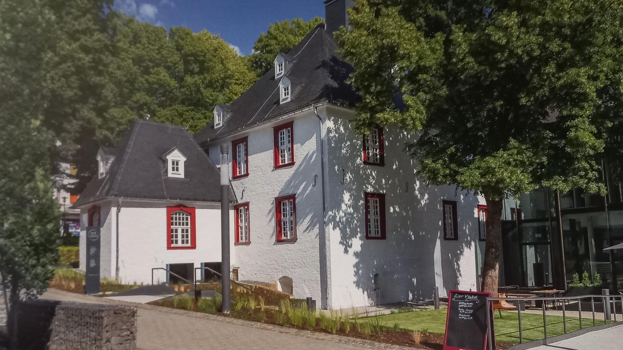 Zu sehen ist ein altes Haus, das frisch renoviert wurde.