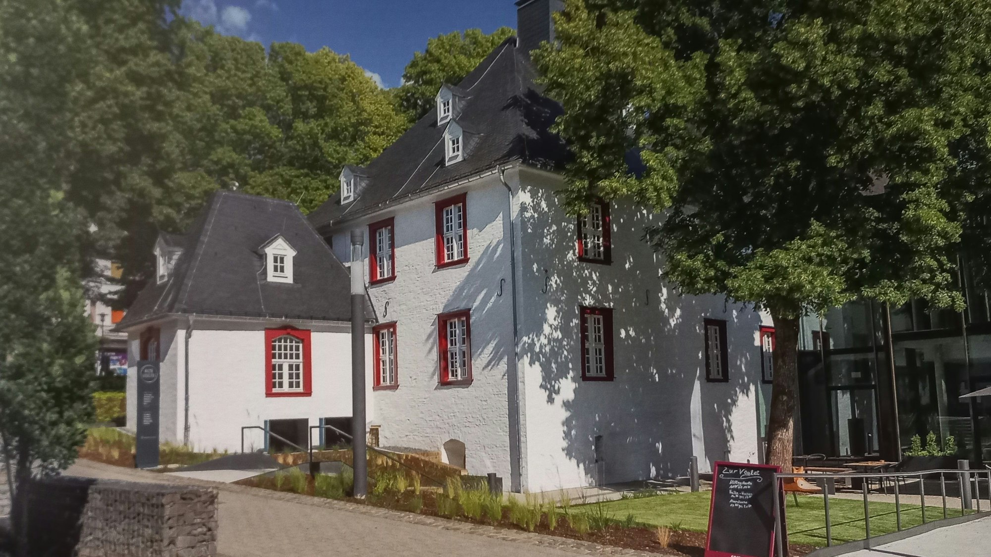 Zu sehen ist ein altes Haus, das frisch renoviert wurde.