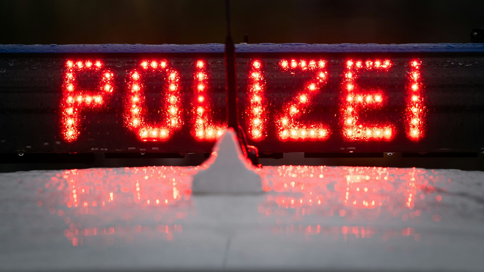 Der Schriftzug Polizei, aufgenommen während einer Verkehrskontrolle.