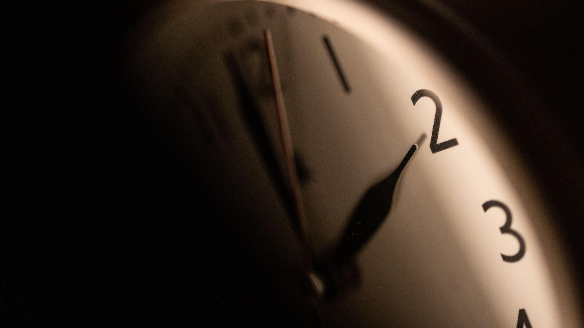 Stuttgart: Ein Wecker zeigt zwei Uhr an.